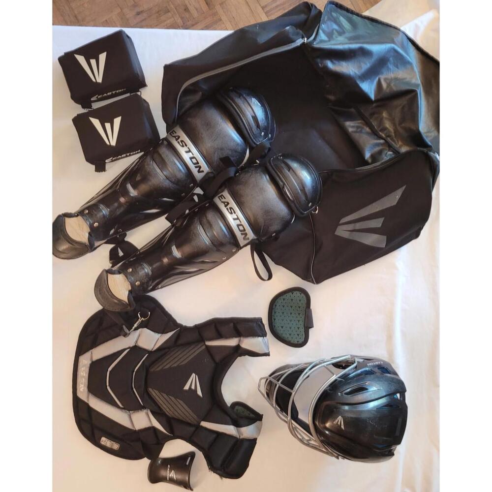 Easton baseball catchers gear Intermediate ages 12-15 blk.
